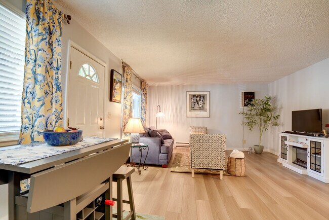 Building Photo - 4951 Catalina Dr
