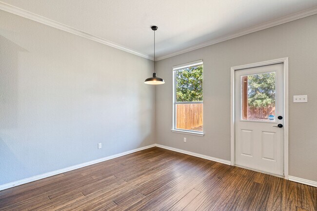 Building Photo - Beautiful 3 bedroom, 2 bathroom home in Bu...
