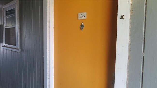 Foto del edificio - 2401 Manor Rd