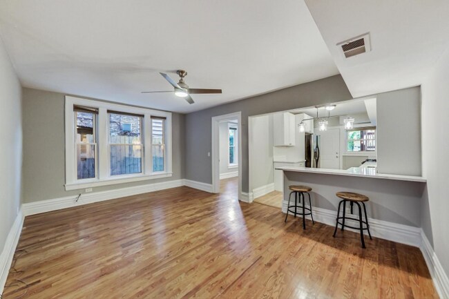 Building Photo - 4022 N Clarendon Ave