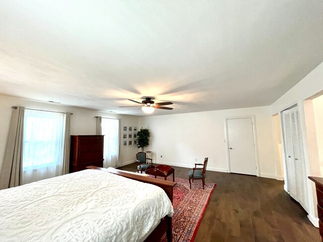 Foto del edificio - Spacious 6 bedroom home in Virginia Beach