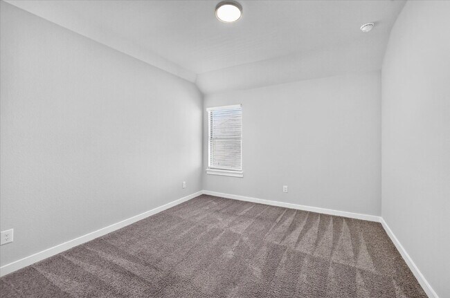 Foto del edificio - Spacious 5-Bedroom, 4-Bath Home with Washer, Dryer & Refrigerator