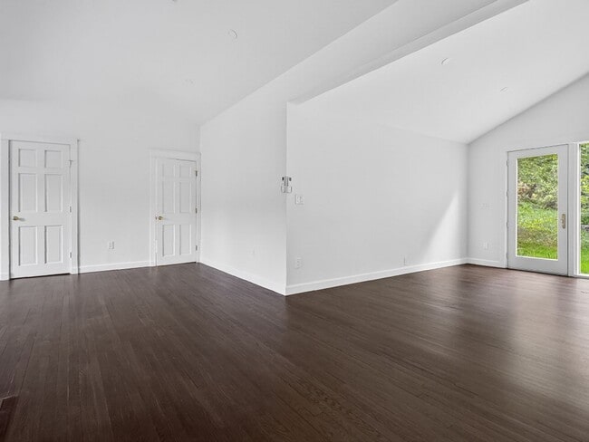 Building Photo - 3 Bed/2 Bath Home with Private Yard