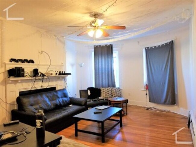 Building Photo - LOOK NO FURTHER!!!