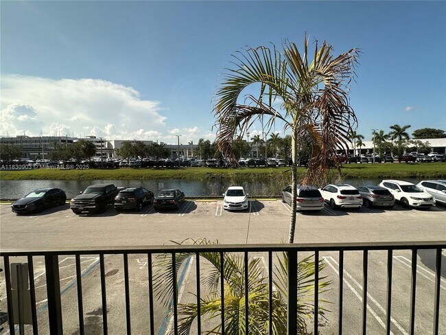Foto del edificio - 6707 N Kendall Dr