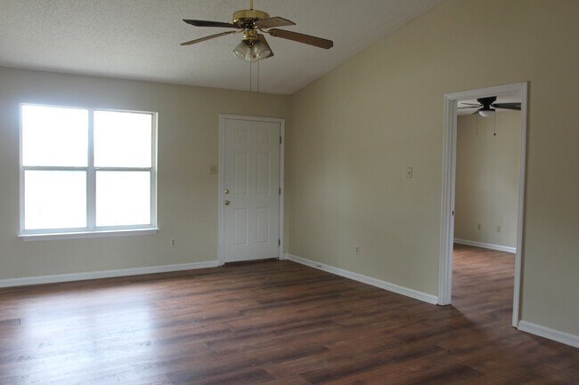 Foto del edificio - 804 Goodall Ave