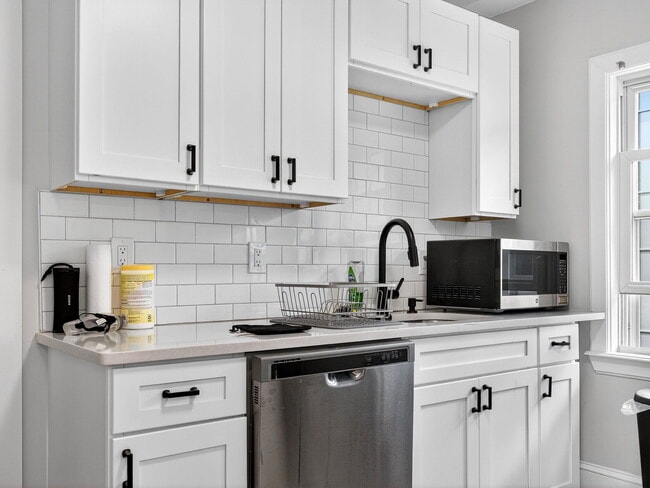 Building Photo - 256 Main St