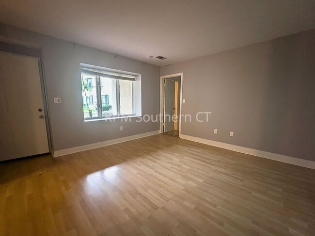 Building Photo - Downtown Wallingford – 1 Bedroom