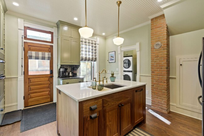 Building Photo - 503 Mathews St