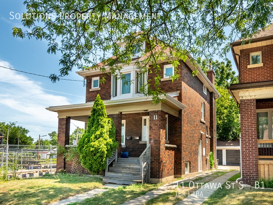 Photo principale - **1 Bedroom Basement Unit in Prime Location**