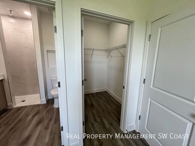 Building Photo - 1263 Hillcrest St E