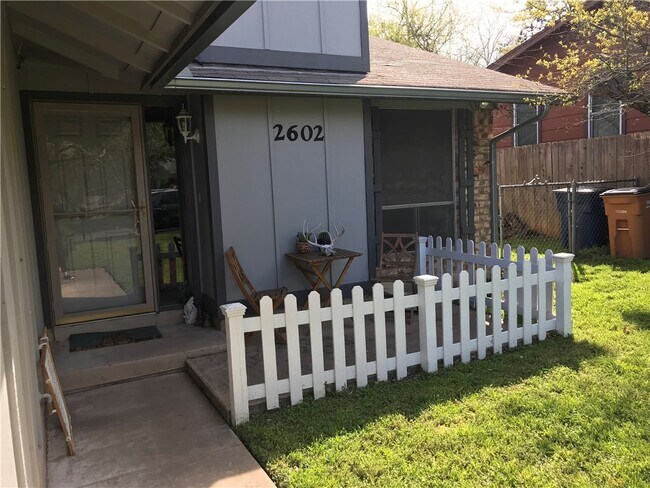 Foto del edificio - 2602 Hidden Oaks Dr