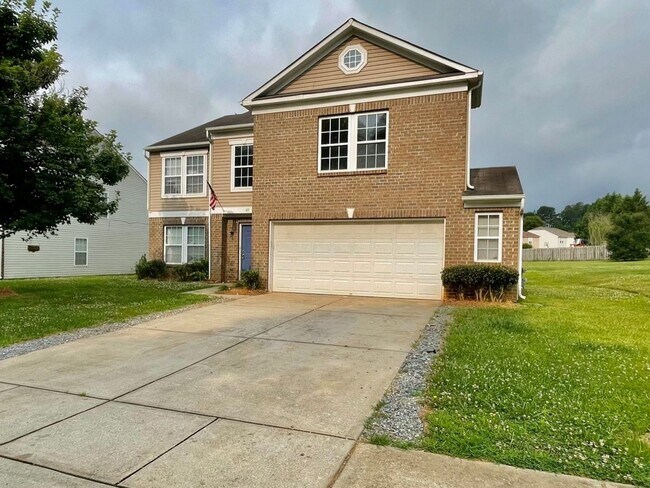 Foto del edificio - Beautiful 5 bedroom 3 bath  home is locate...