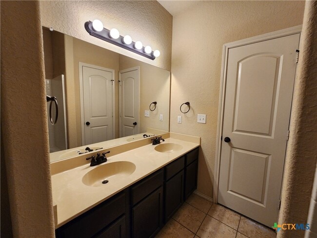 Building Photo - 712 Creekside Cir