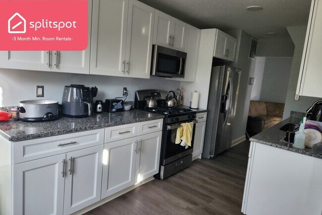 Building Photo - Private room in 3 bedroom College Park Apa...