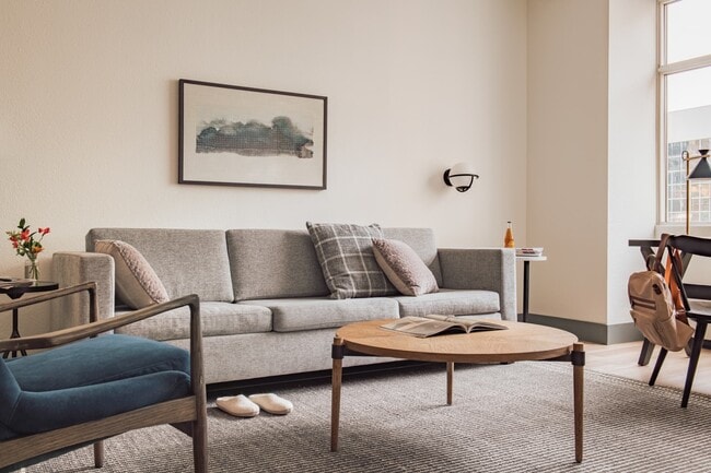 Building Photo - 161 Laurier Av W