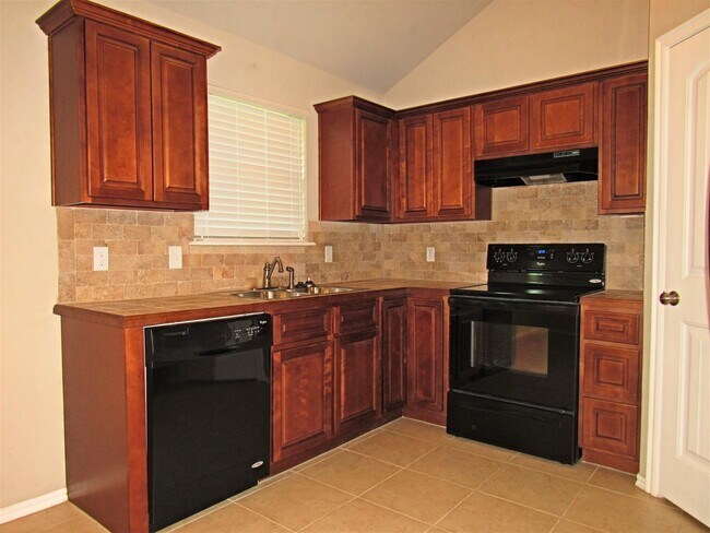 Foto del edificio - Charming Three Bedroom Home with a Storm S...