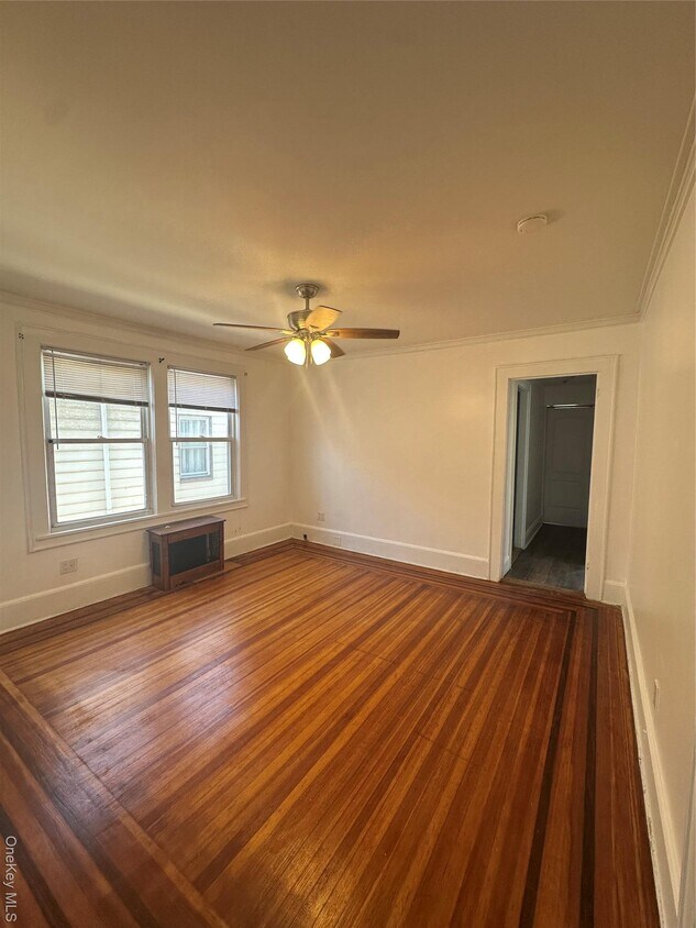 Foto principal - 69-29 Thursby Ave
