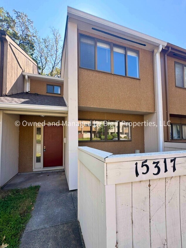 Foto del edificio - Beautifully updated huge townhouse in Wood...