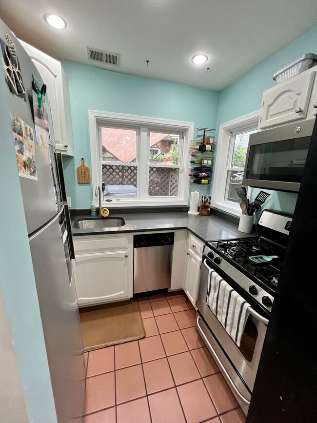 Building Photo - Gorgeous 2-Bedroom Townhouse with Finished...