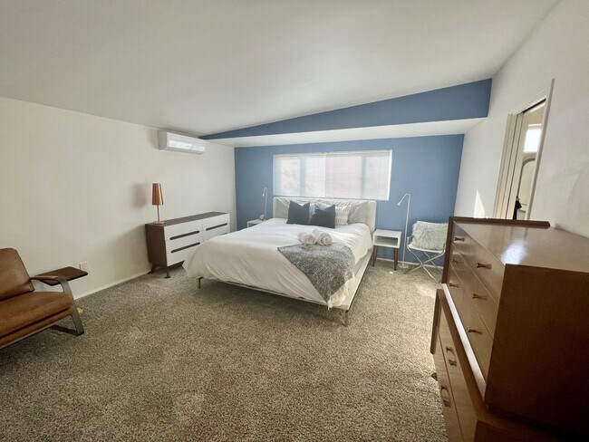 Building Photo - 3 Bedroom 2 Bathroom - Fully Furnished - Mid Century Modern