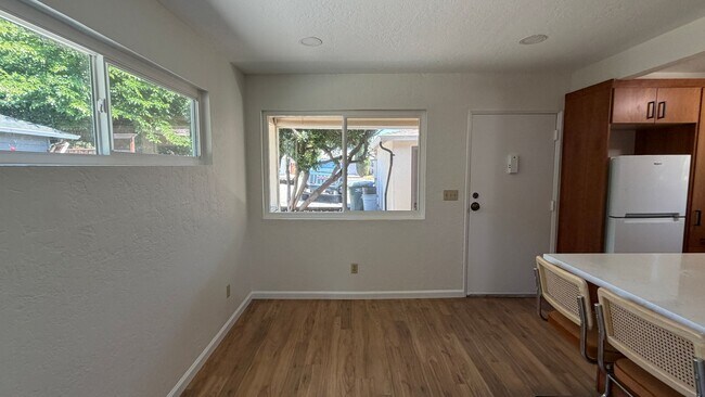 Foto del edificio - Concord Beautiful 1 bedroom 1 bathroom ADU updated kitchen, 2 car parking, fresh paint