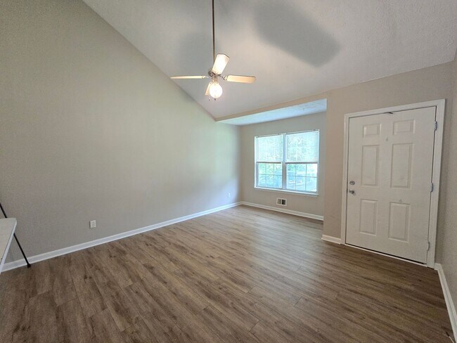Foto del edificio - FOR RENT! Jeffersontown! 3 Bedrooms, 2 Full Bathrooms. $1,599/month. NEWer Paint, NEWer Hardwood ...