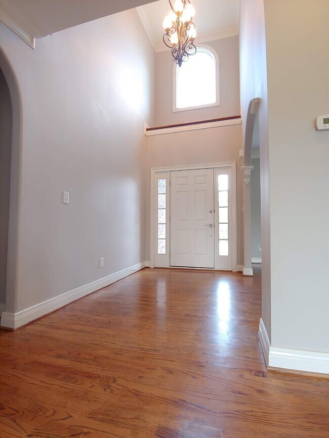 Building Photo - 111 Kingston Dr