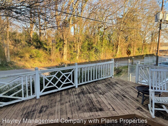 Building Photo - 3 br, 1.5 bath House - 410 Simmons St