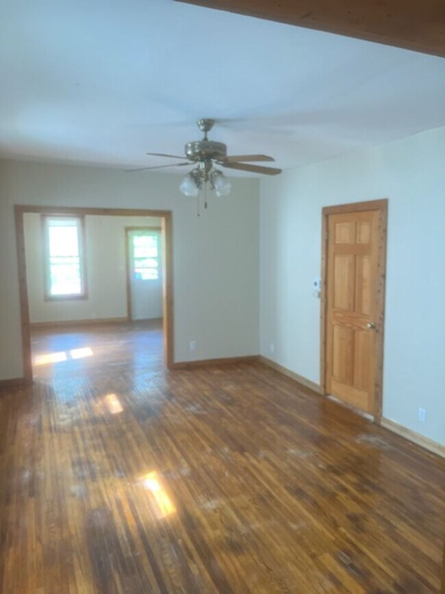 Building Photo - Cute 2 Bedroom Located in North Toledo