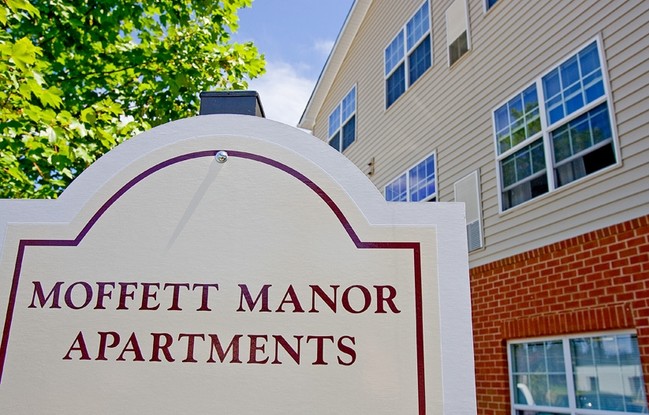 Letrero en el frente - Moffett Manor Senior Apartments