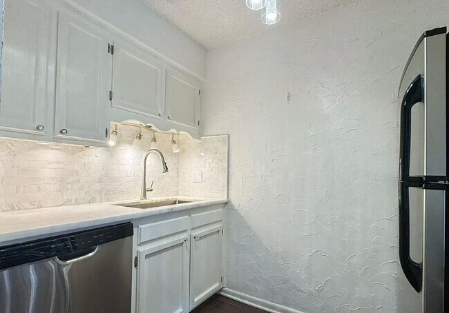 Foto del edificio - 1 Bed 1 Bath Condo with Community Pool and...
