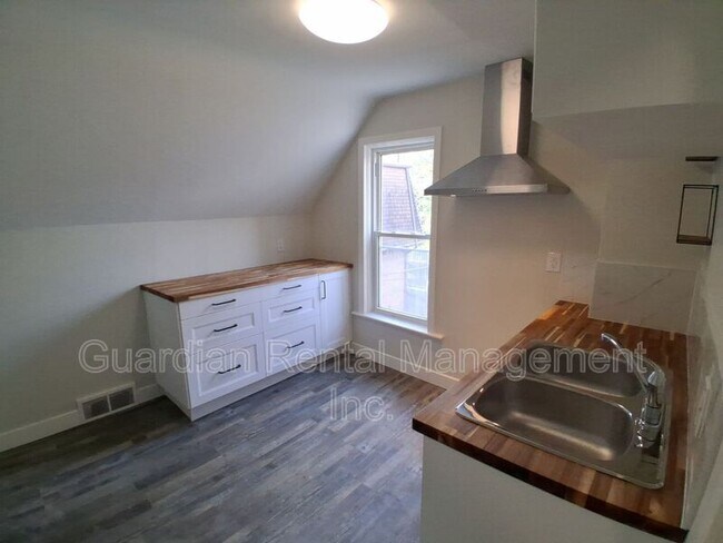 Photo du bâtiment - 623 Vickers St N