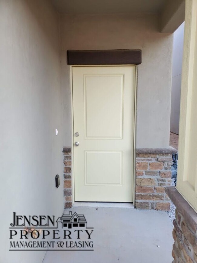 Building Photo - 4 Bedroom Home in Desert Bluffs
