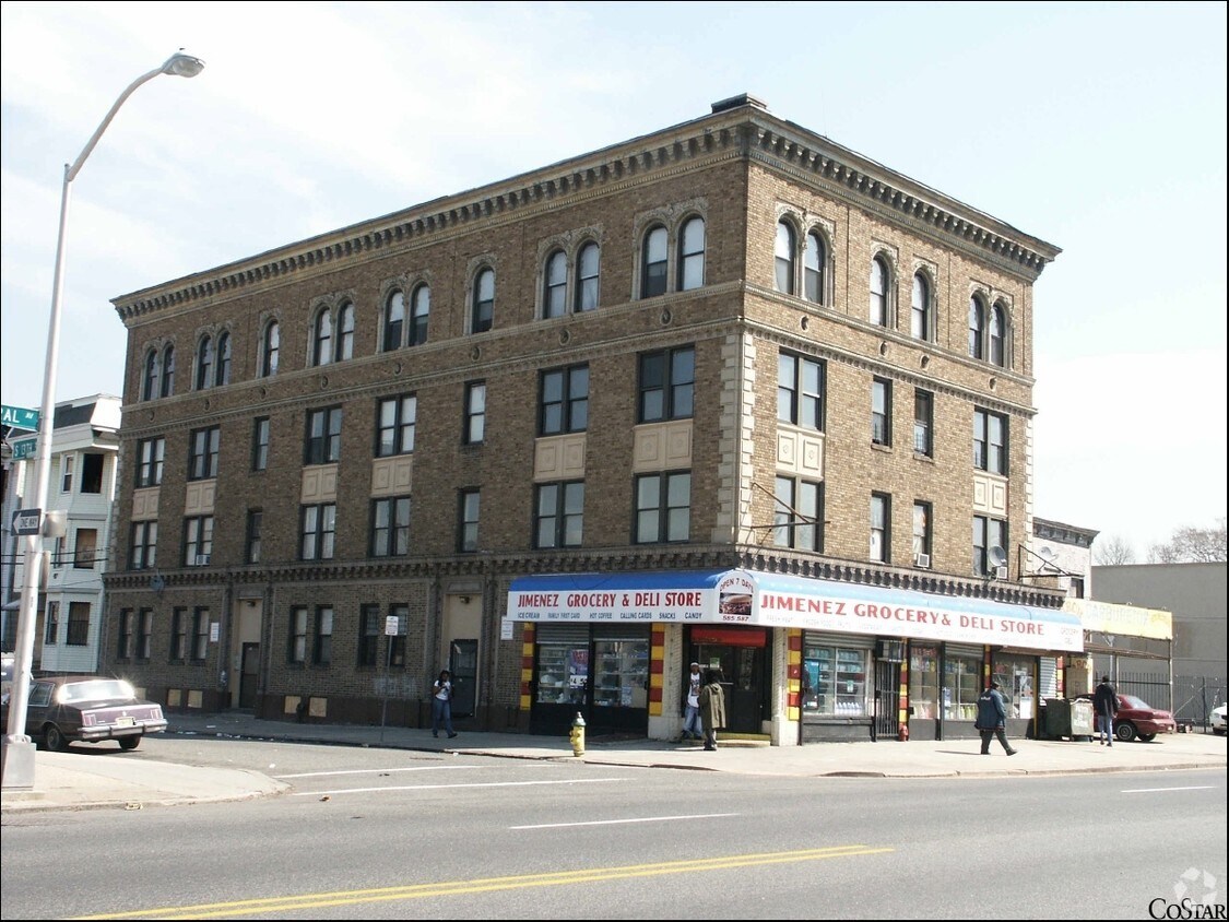 Foto principal - 585 Central Ave