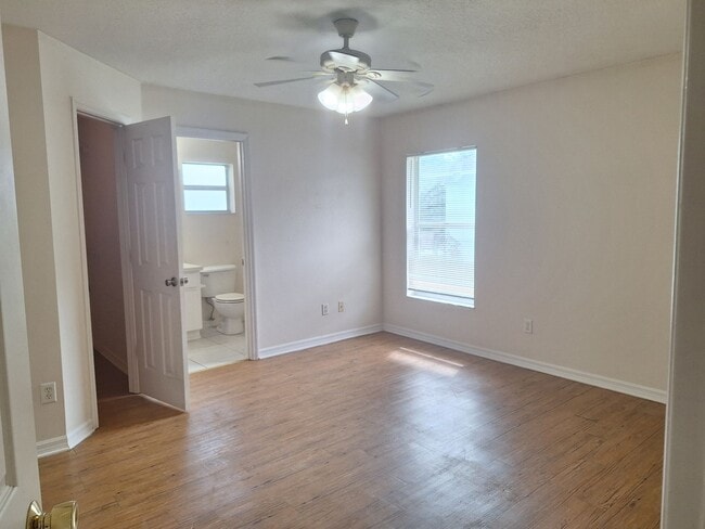 Building Photo - 2BR 2BA plus 1 CAR GARGE DUPLEX - EDGEWATER