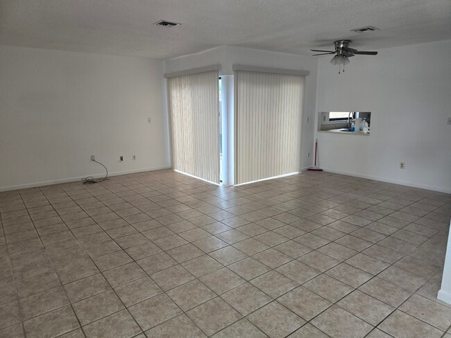 Building Photo - 708 SE 12th Ct