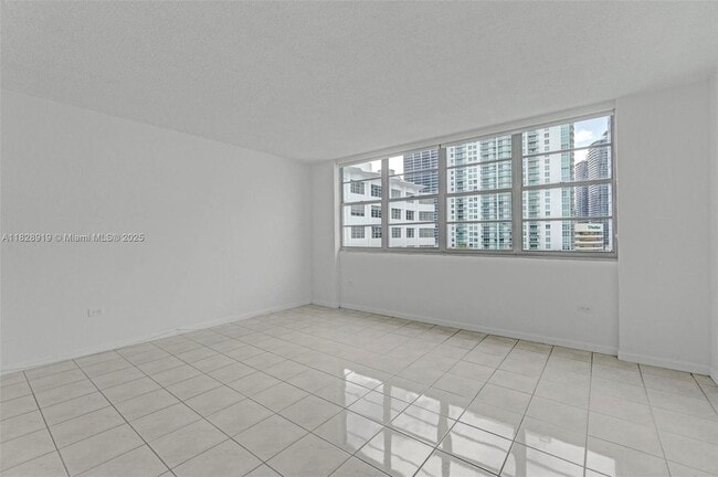 Foto del edificio - 905 Brickell Bay Dr