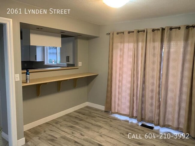 Building Photo - Bright & Open Updated Home!
