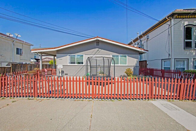 Building Photo - 1709 Pacific Ave
