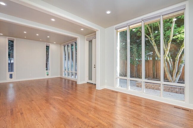 Building Photo - 4115 E Galer St