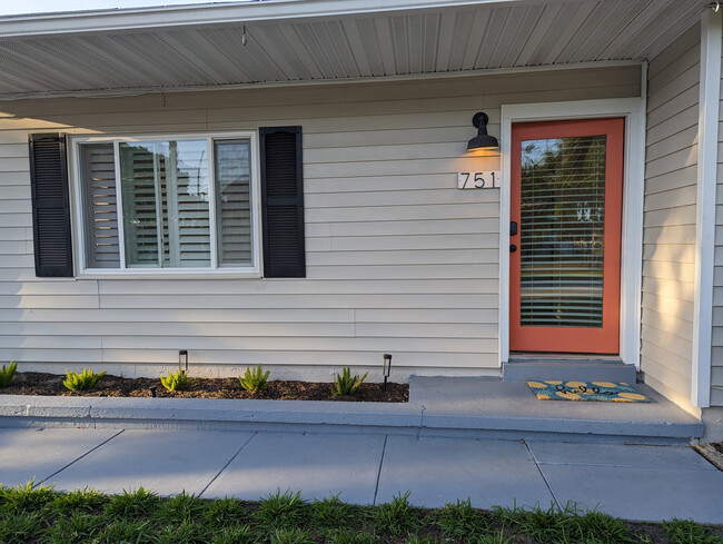Building Photo - 751 Sunset Cove