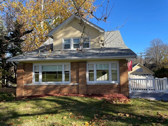 Building Photo - Centrally located 3 Bed/2 Bath