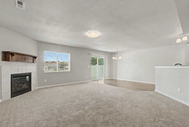 Foto del edificio - 3 bedroom - Date St