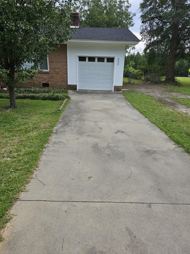 driveway - 202 Magnolia Dr