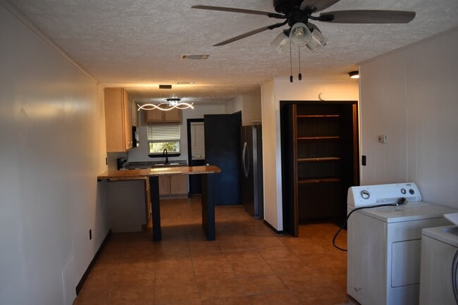 Foto del edificio - 3613 E 14th St