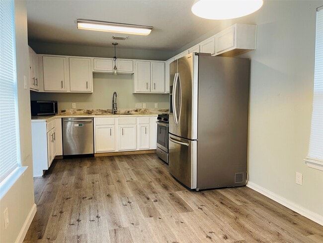 Foto del edificio - 6404 Mountain Pines Ln