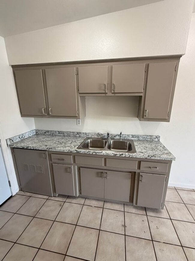 Building Photo - Spacious Guadalupe Studio