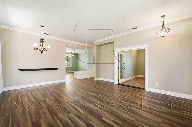 Building Photo - Elegant 4 Bed/2 Bath Home In Desirable Nor...