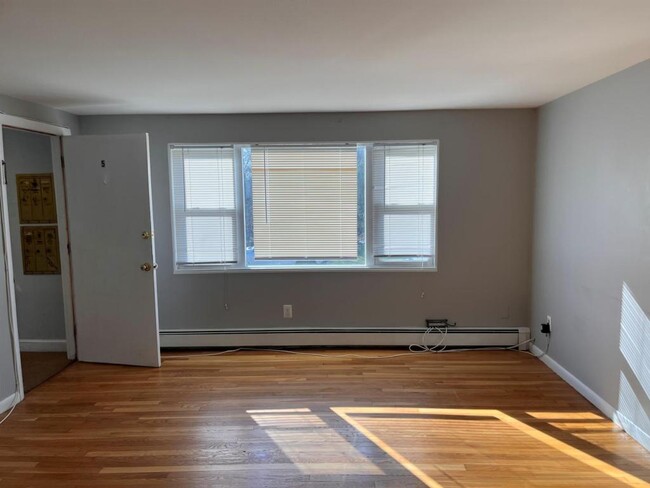 Building Photo - 49 Miller Unit 5
